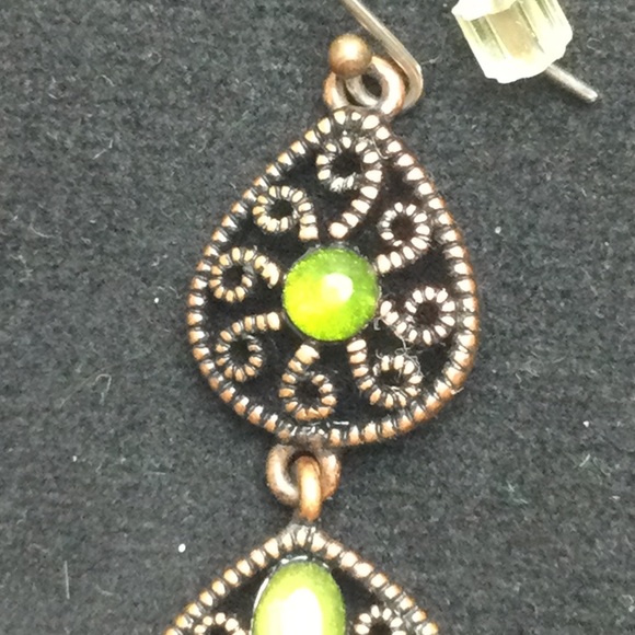 Liz Claiborne Bronze Tone Green Cabachon Filligree Dangle Earrings - Picture 4 of 7